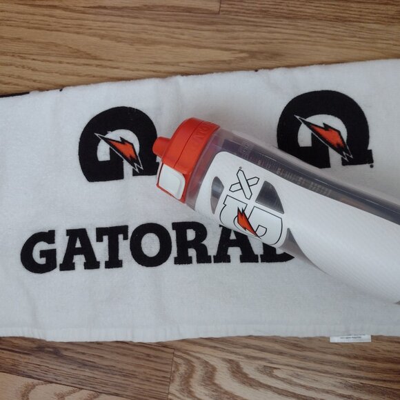 New with tags Gatorade Big 10 Bottle and New Gatorade Towel - Picture 11 of 14